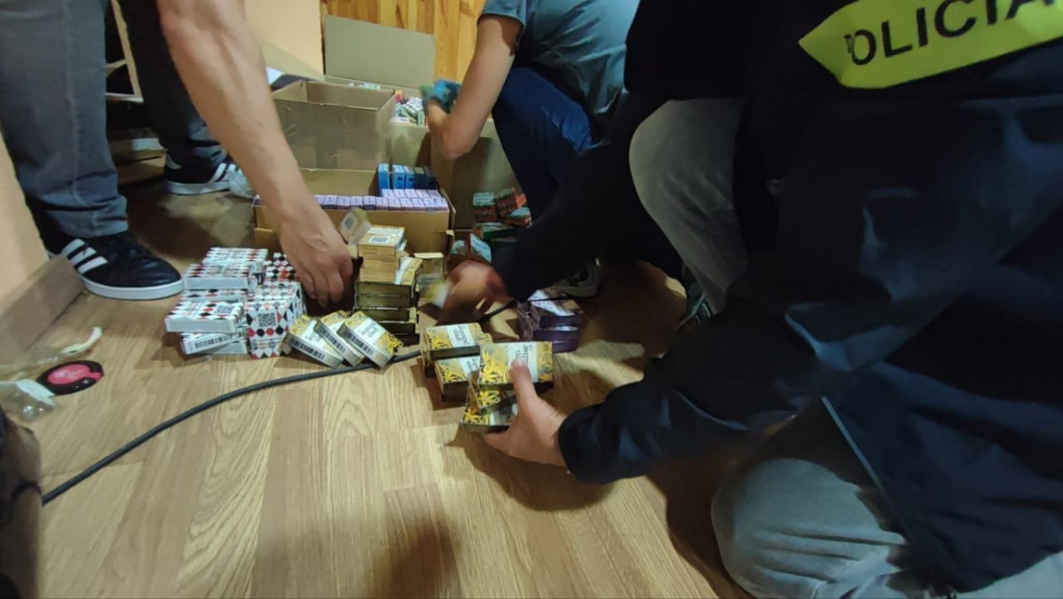 Imagen de los Mossos d'Esquadra durante el operativo policial por presuntamente vender marihuana en máquinas expendedoras del Maresme (Barcelona)