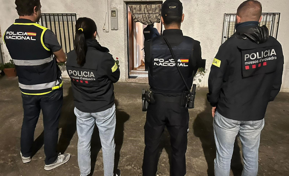 Agentes de la Policía Nacional y los Mossos d'Esquadra.