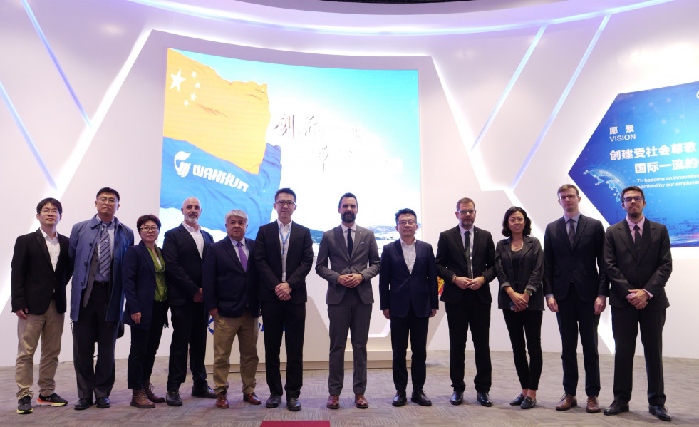 El conseller de Empresa y Trabajo de la Generalitat, Roger Torrent, junto a representantes de la empresa Wanhua este miércoles