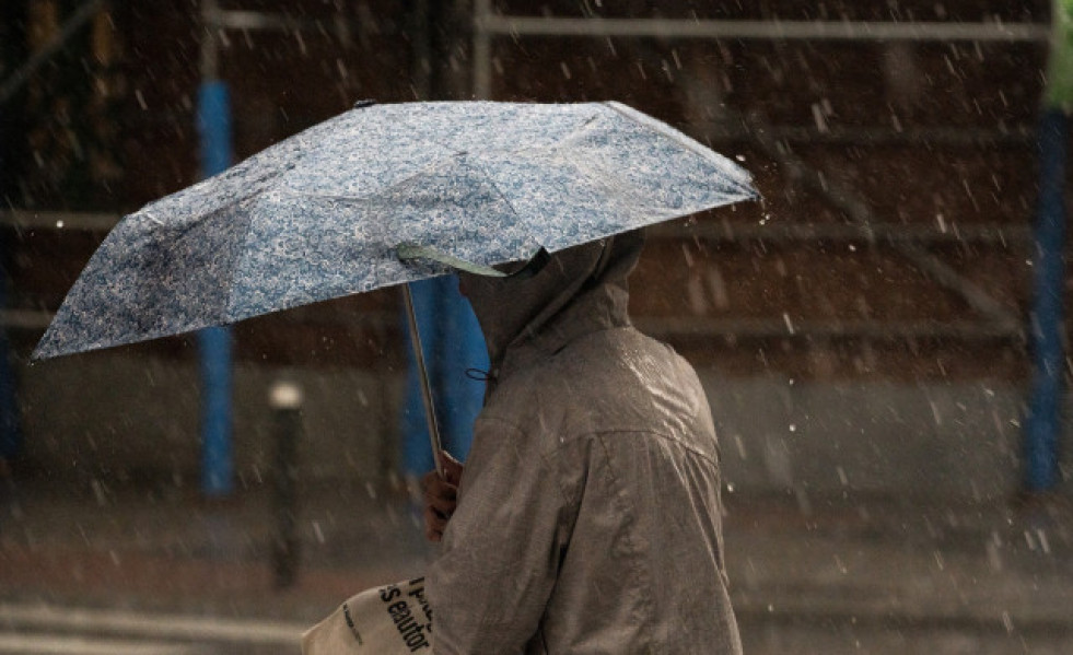 EuropaPress 5234871 mujer paraguas lluvia 29 mayo 2023 madrid espana agencia estatal