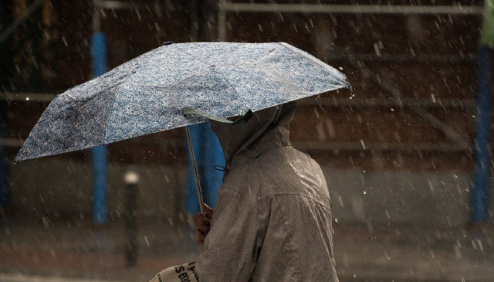 EuropaPress 5234871 mujer paraguas lluvia 29 mayo 2023 madrid espana agencia estatal