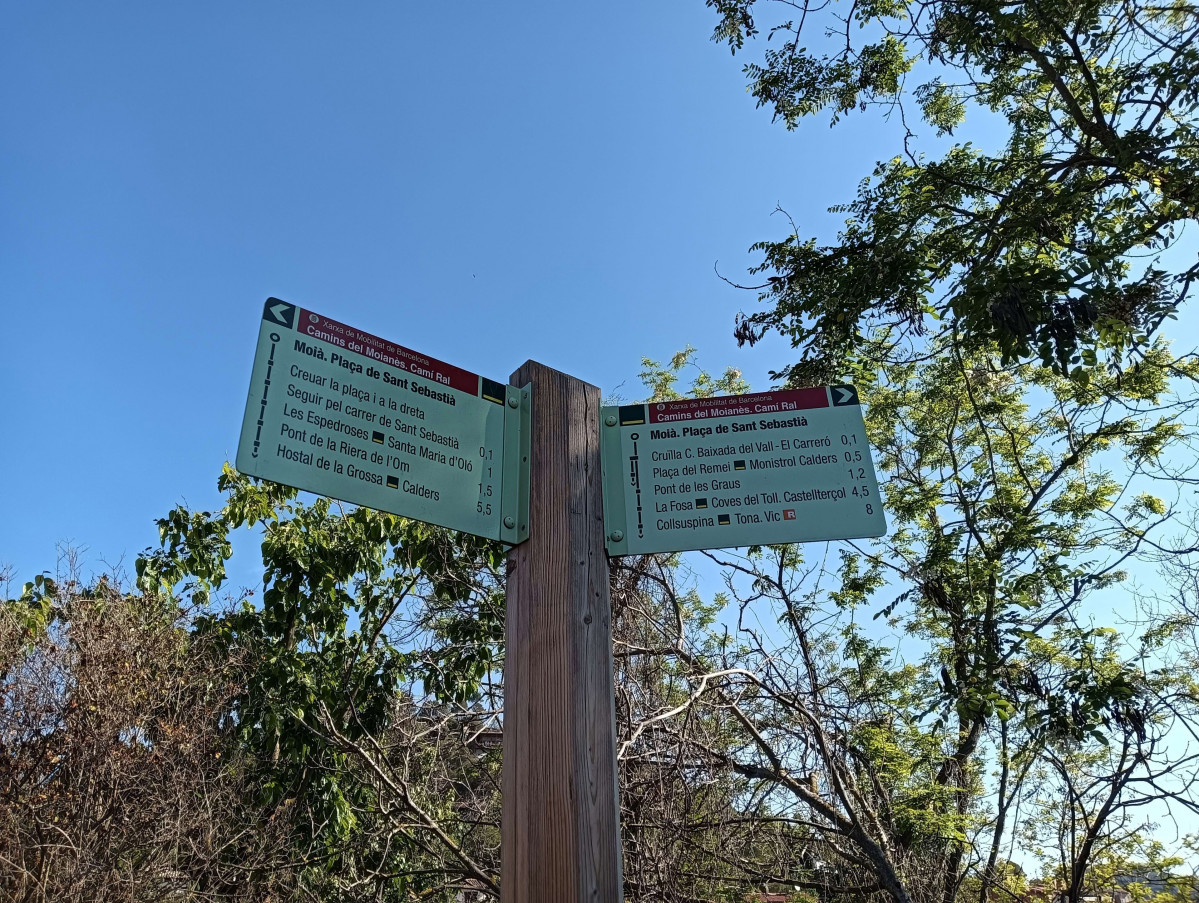 Señalización de caminos turísticos en la provincia de Barcelona.