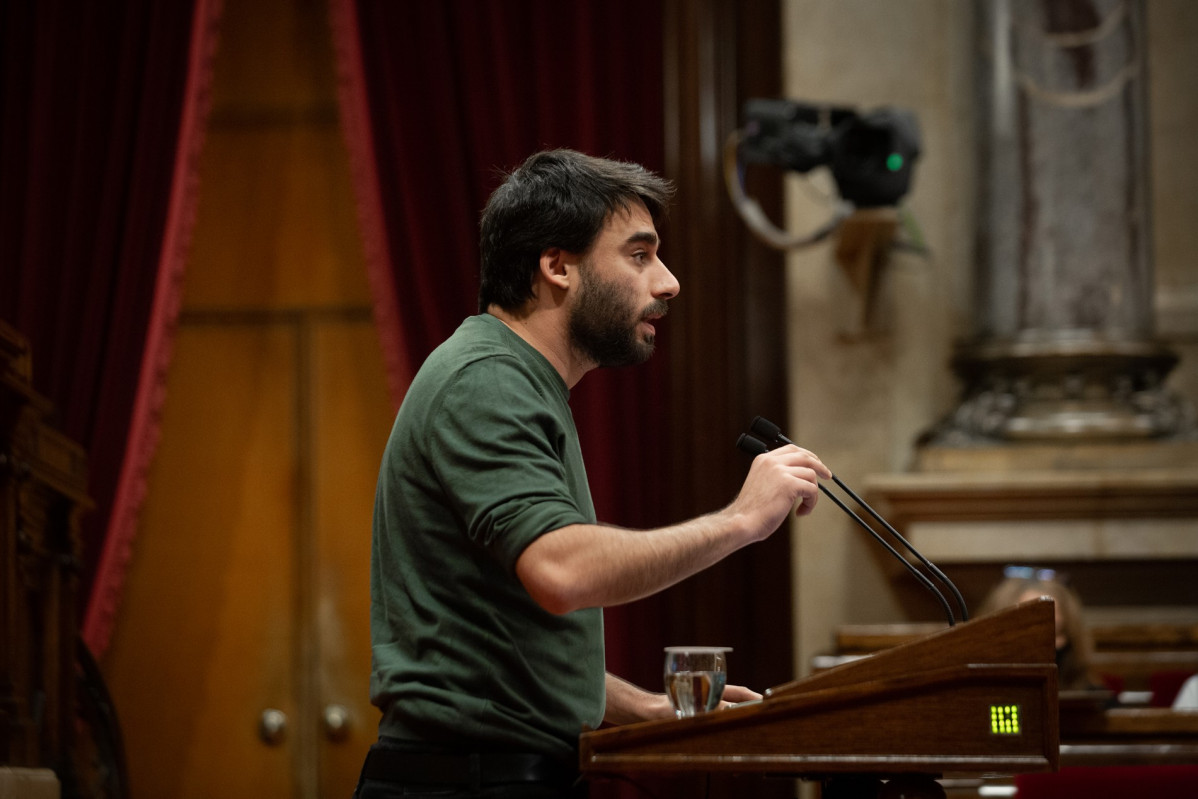 Archivo - El diputado de En Comú Podem Lucas Silvano Ferro, durante una sesión plenaria del Parlament de Catalunya, a 4 de noviembre de 2021, en Barcelona, Catalunya (España). La ley de la ciencia de Catalunya y una proposición de ley de la CUP que plante