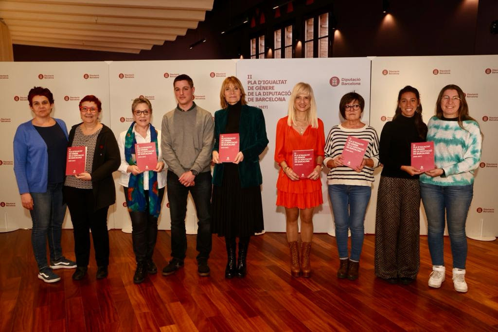 La presidenta de la Diputación, Lluïsa Moret, y la diputada Pilar Díaz, con los representantes de los sindicatos que han firmado el II Plan de Igualdad de género.