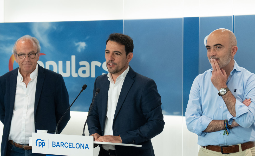 Archivo - El presidente del PP en la provincia de Barcelona, Manu Reyes, y el candidato del PP a la alcaldía de Barcelona, Daniel Sirera, comparecen en la sede del partido, a 29 de mayo de 2023