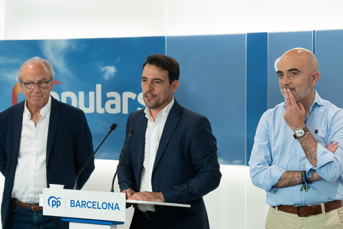 Archivo - El presidente del PP en la provincia de Barcelona, Manu Reyes, y el candidato del PP a la alcaldía de Barcelona, Daniel Sirera, comparecen en la sede del partido, a 29 de mayo de 2023