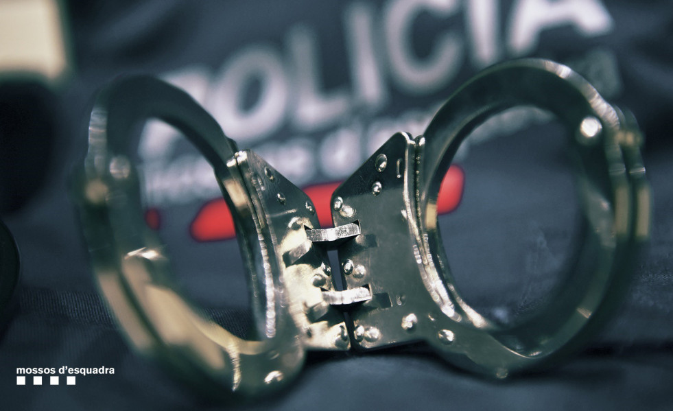 Archivo - Unas esposas. Mossos d'Esquadra, archivo.