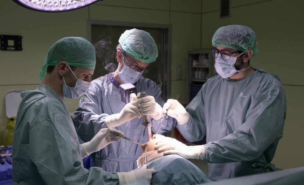 Cirujanos haciendo una operación de prótesis de rodilla en el Hospital de Viladecans (Barcelona)