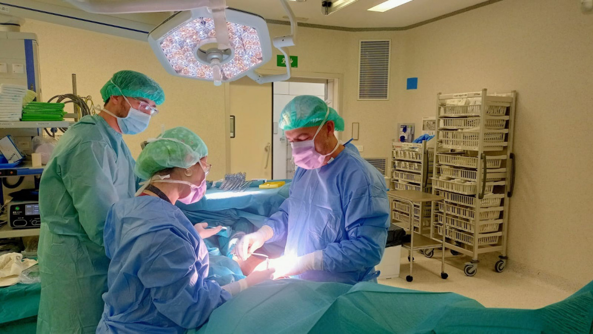 Los doctores Antoni Romera y Emma Espinar realizando el implante de un segmento de vena creado con ingeniería tisular en noviembre de 2023 en el Hospital Universitari de Bellvitge (Barcelona)