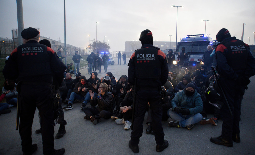 Funcionarios inician cortes de acceso al centro penitenciario de Quatre Camins en Barcelona