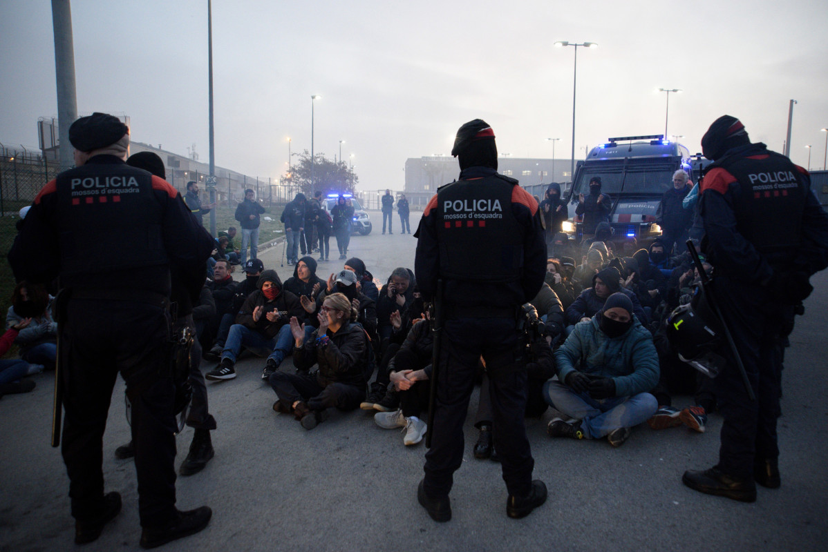 Funcionarios inician cortes de acceso al centro penitenciario de Quatre Camins en Barcelona