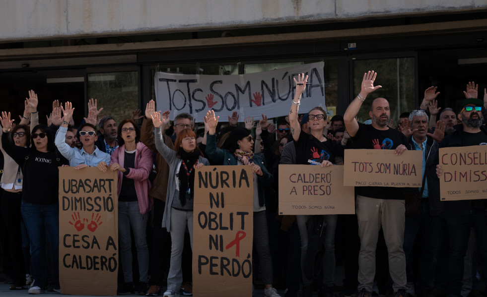 Unos 40 funcionarios de prisiones protestan ante la cárcel de Brians 2 (Barcelona) en recuerdo de la cocinera asesinada en Mas d'Enric (Tarragona) y reclaman las dimisiones de la consellera Gemma Uba