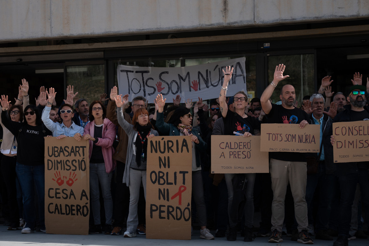 Unos 40 funcionarios de prisiones protestan ante la cárcel de Brians 2 (Barcelona) en recuerdo de la cocinera asesinada en Mas d'Enric (Tarragona) y reclaman las dimisiones de la consellera Gemma Ubasart y el secretario de Medidas Penales Amand Calderó