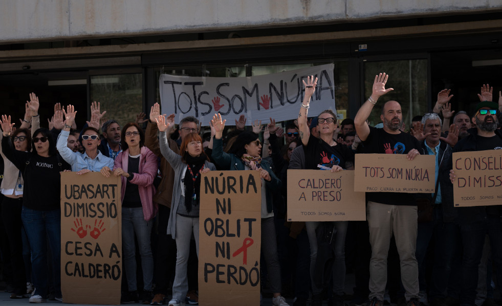Unos 40 funcionarios de prisiones protestan ante la cárcel de Brians 2 (Barcelona) en recuerdo de la cocinera asesinada en Mas d'Enric (Tarragona) y reclaman las dimisiones de la consellera Gemma Uba