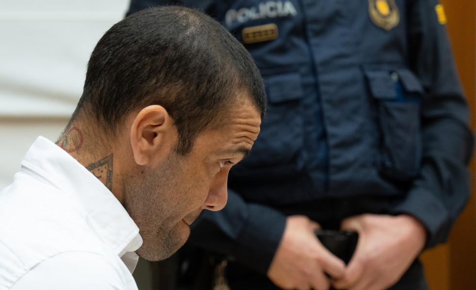 Archivo - El exfutbolista Dani Alves durante un juicio en la Audiencia de Barcelona, a 5 de febrero de 2024, en Barcelona, Catalunya (España).