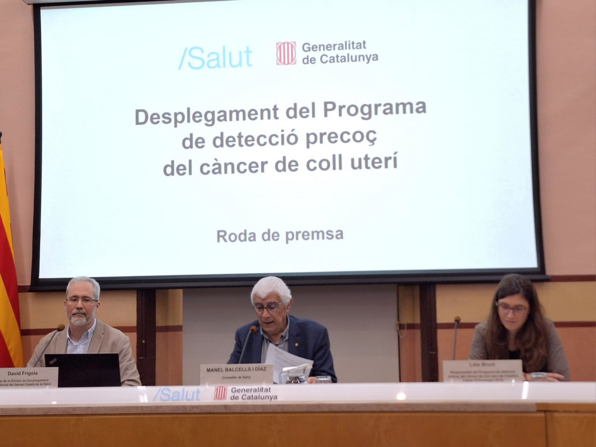 El jefe del Despliegue Territorial del Área Asistencial del Servei Català de Salut, David Frigola, el conseller de Salud, Manel Balcells, y la  investigadora del Institut Català d'Oncologia, Laura 