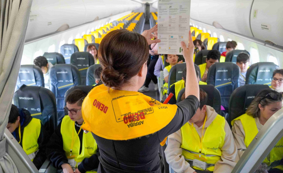 EuropaPress 5865437 vueling ensena aviones 30 ninos autismo