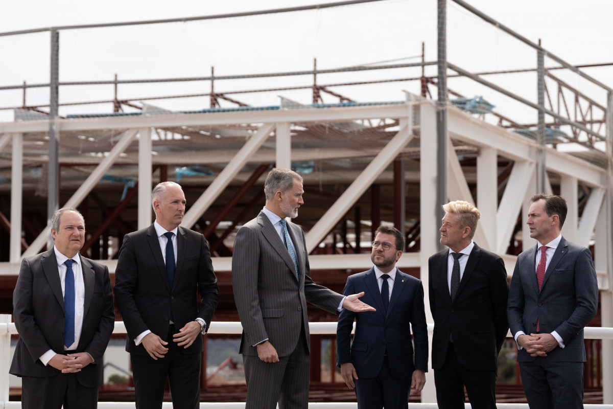 (I-D) El ministro de Industria y Turismo, Jordi Hereu, el vicepresidente de Producción y Logística de Seat, Markus Haupt, el Rey Felipe VI, el presidente de la Generalitat de Catalunya, Pere Aragonès, el CEO de Seat, Wayne Griffiths, y el consejero delega