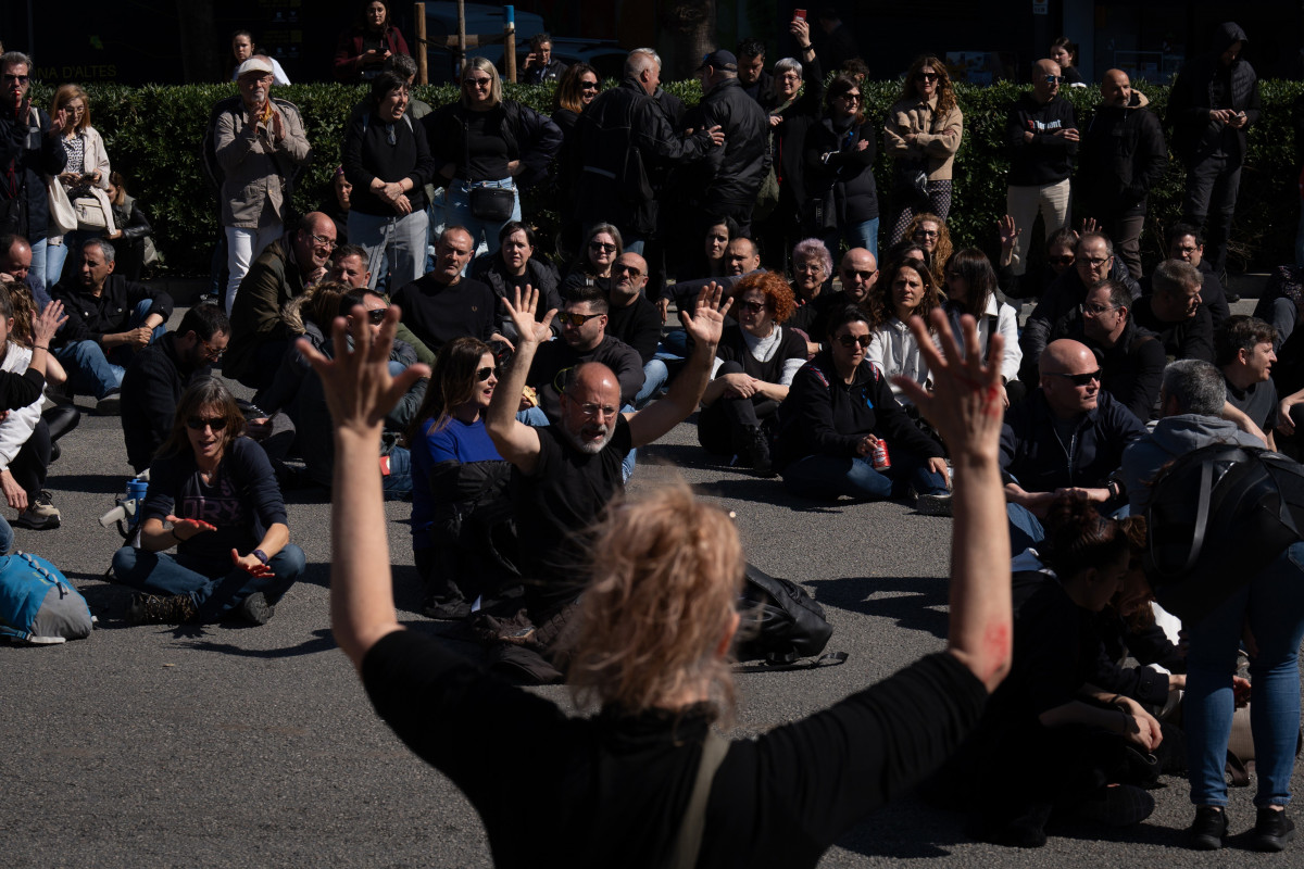 Archivo - Manifestantes sentados en el suelo durante una concentración convocada por sindicatos por la muerte de una trabajadora de la cárcel de Mas d'Enric en Tarragona a manos de un preso, en el corte de la Plaça Cerdà, a 14 de marzo de 2024