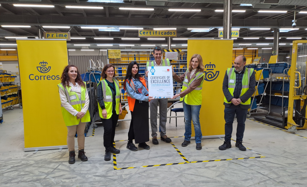 EuropaPress 5916687 responsables oficina cambio correos prat barcelona reciben certificado