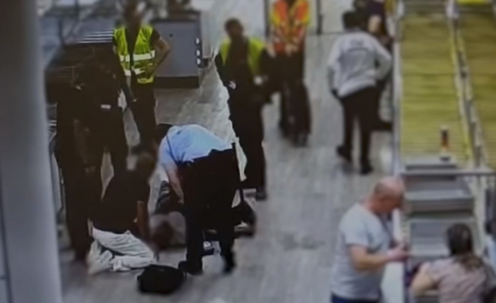EuropaPress 5991793 agentes guardia civil personal seguridad reanimando hombre parada
