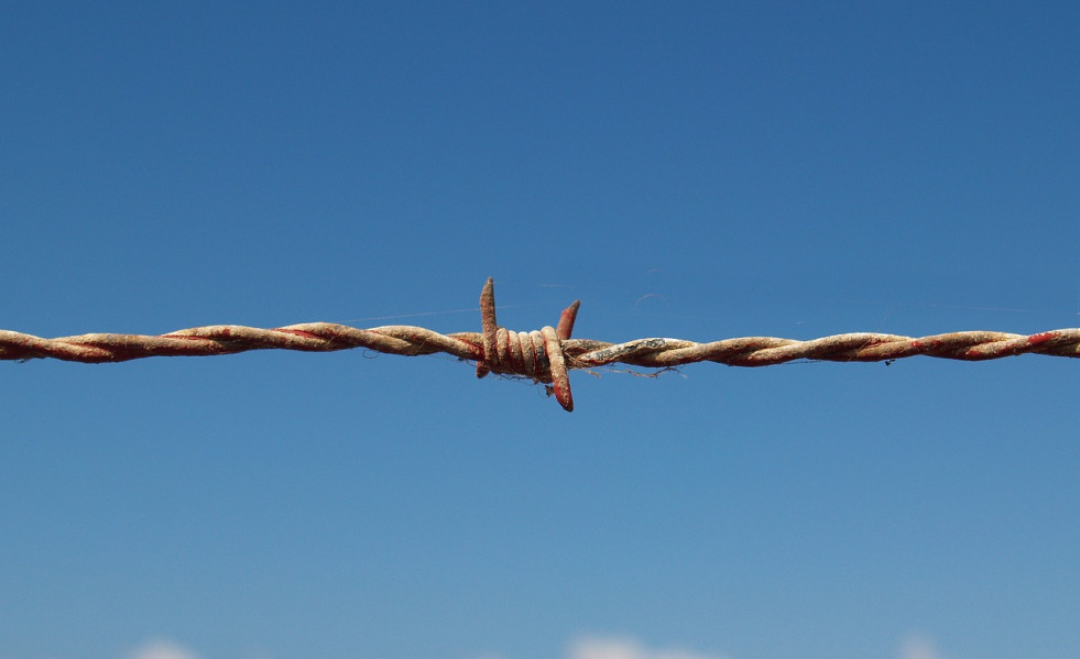 Barbed wire 1199172 1280 (1)