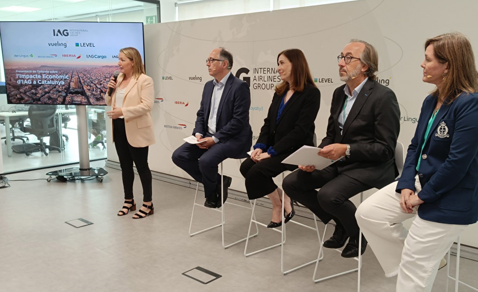 La responsable de comunicación de Vueling, Sandra Hors, junto al ceo de IAG, Luis Gallego, la de Vueling, Martinoli, el de Level, Fernando Candela, y la representante de PwC, Anna Merino, en rueda de