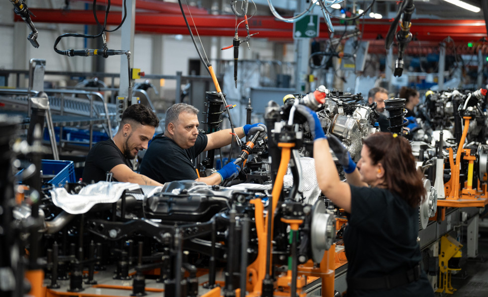 EuropaPress 6057367 empleados trabajan cadena produccion nuevo modelo cupra fomentor cupra leon