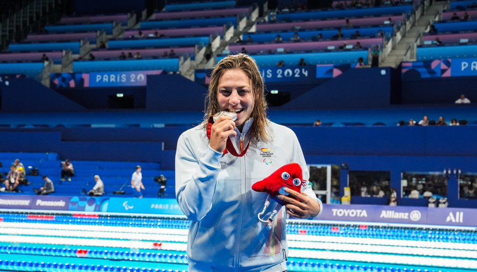 EuropaPress 6191085 nuria marques muerde medalla plata 100 espalda s9 juegos paralimpicos paris