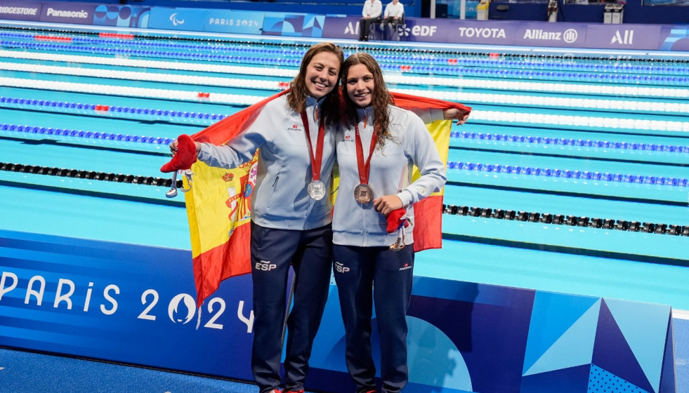 EuropaPress 6194946 nuria marques izda anastasiya dmytriv dcha posan medallas 200 estilos sm9