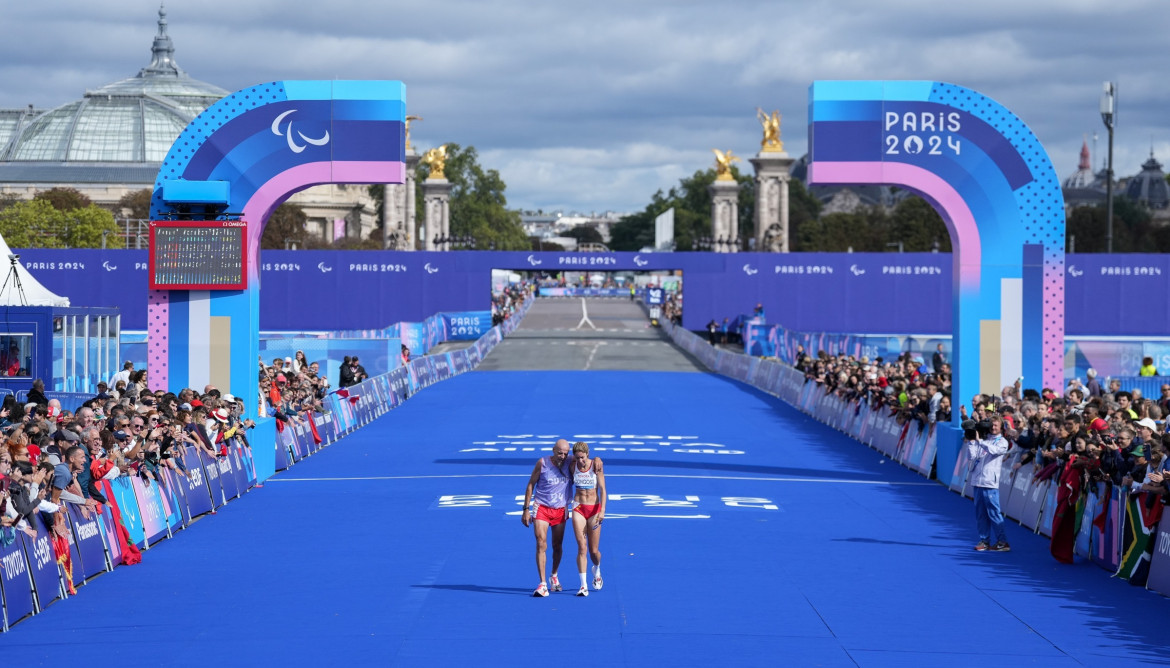 EuropaPress 6198289 elena congost guia mia carol cruzar linea meta maraton clase t12 juegos