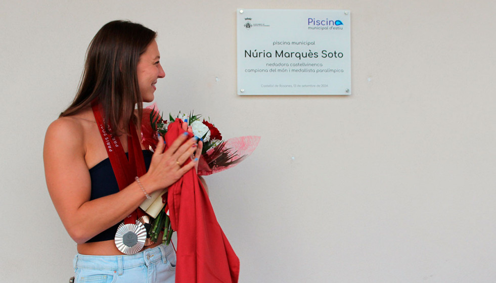 Benvinguda Nuria Marques i placa nom piscina  278