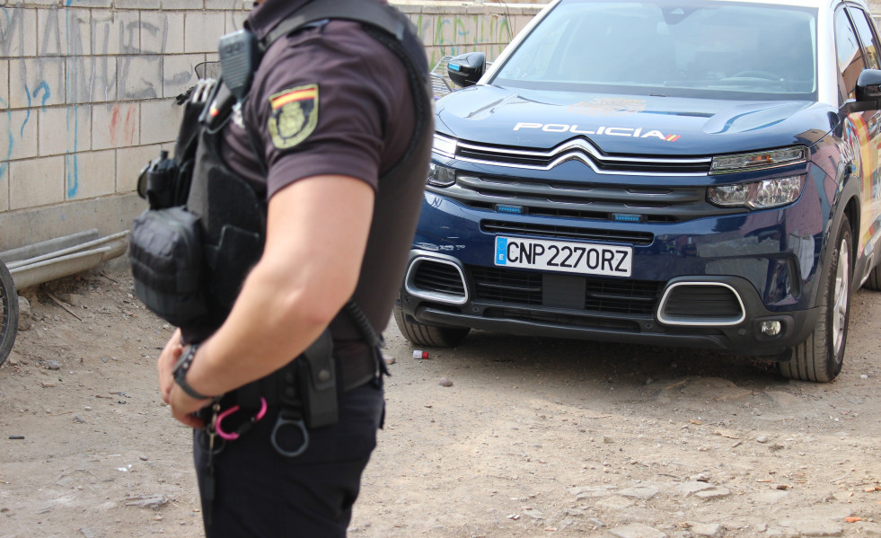 EuropaPress 6166977 imagen agente coche patrulla policia nacional
