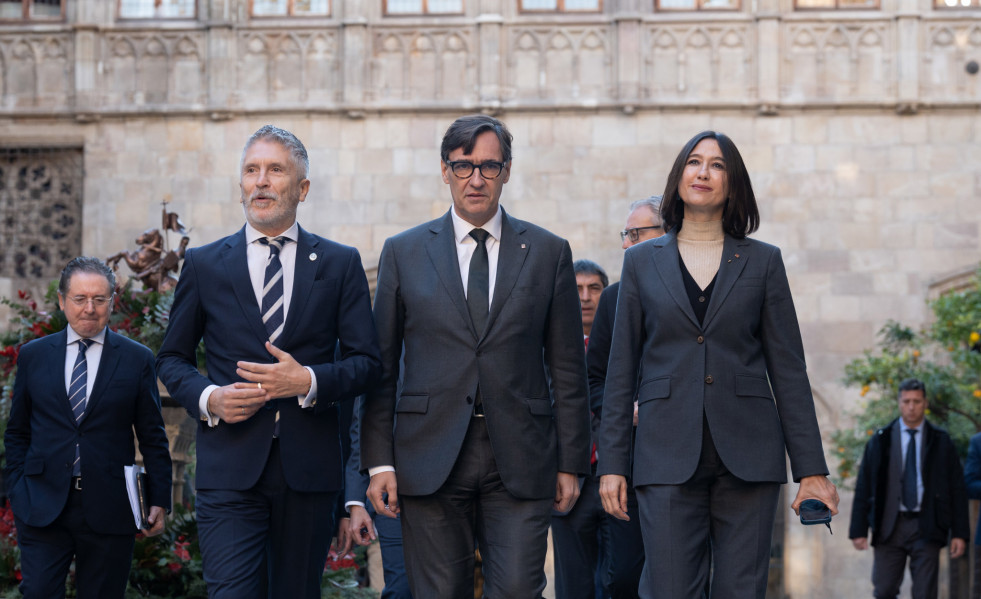 El ministro del Interior, Fernando Grande-Marlaska el  presidente de la Generalitat de Cataluña, Salvador Illa, y la consellera de Interior y Seguridad Pública de la Generalitat, Núria Parlon, lleg