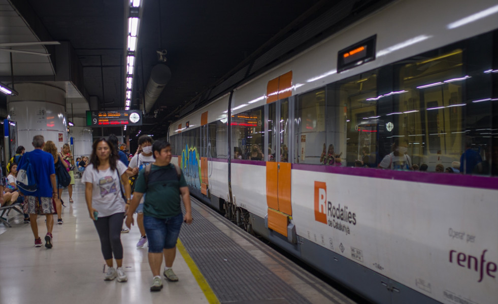 Catalunyapress viajeros tren andenes estacion sants barcelona