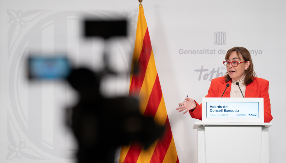La portavoz del Govern y consellera de Territorio, Vivienda y Transición Ecológica, Sílvia Paneque, interviene durante una rueda de prensa tras el primer Consell Executiu del año, en el Palau de l