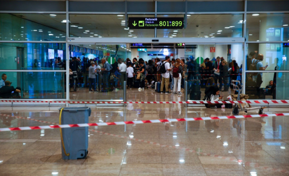 EuropaPress 6321639 cintas separar seccion donde caido agua lluvias aeropuerto barcelona el