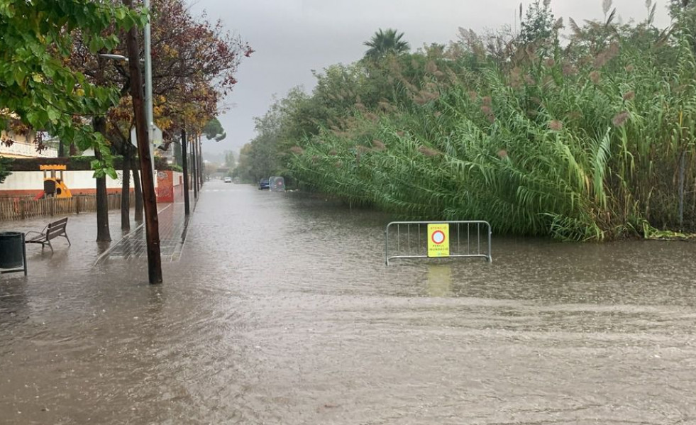 1730713521 castelldefels baix llobregat alerta lluvias intensas agua estancada tormenta peligro inundaciones lunes