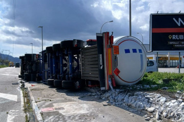 EuropaPress 6628049 camion volcado sabado gas natural licuado molins rei barcelona (1)
