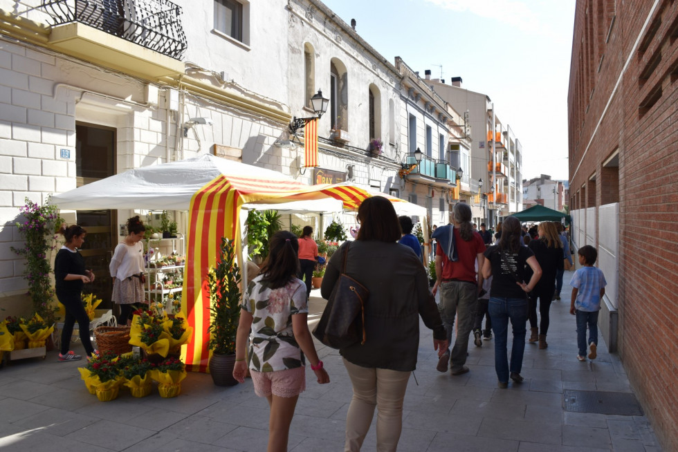 Olesa celebra la 'Fira de Sant Jordi' con libros, rosas y ambiente festivo