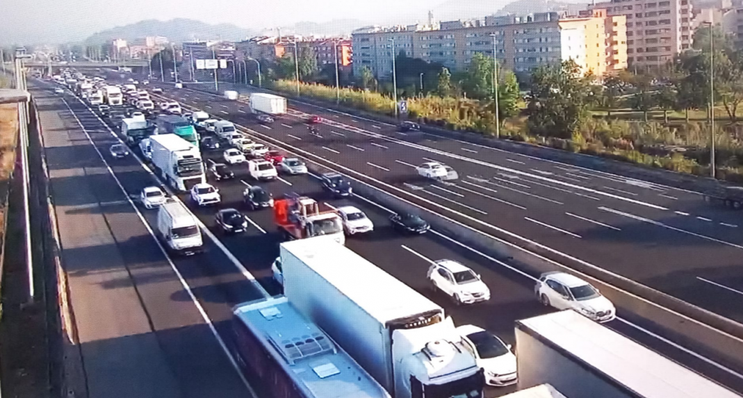 Retenciones kilométricas y tráfico denso en el Baix Llobregat en la primera mañana tras el apagón