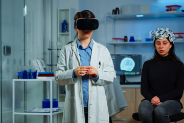 Medico de laboratorio experimentando realidad virtual usando gafas vr en el laboratorio de investigacion neurologica medica
