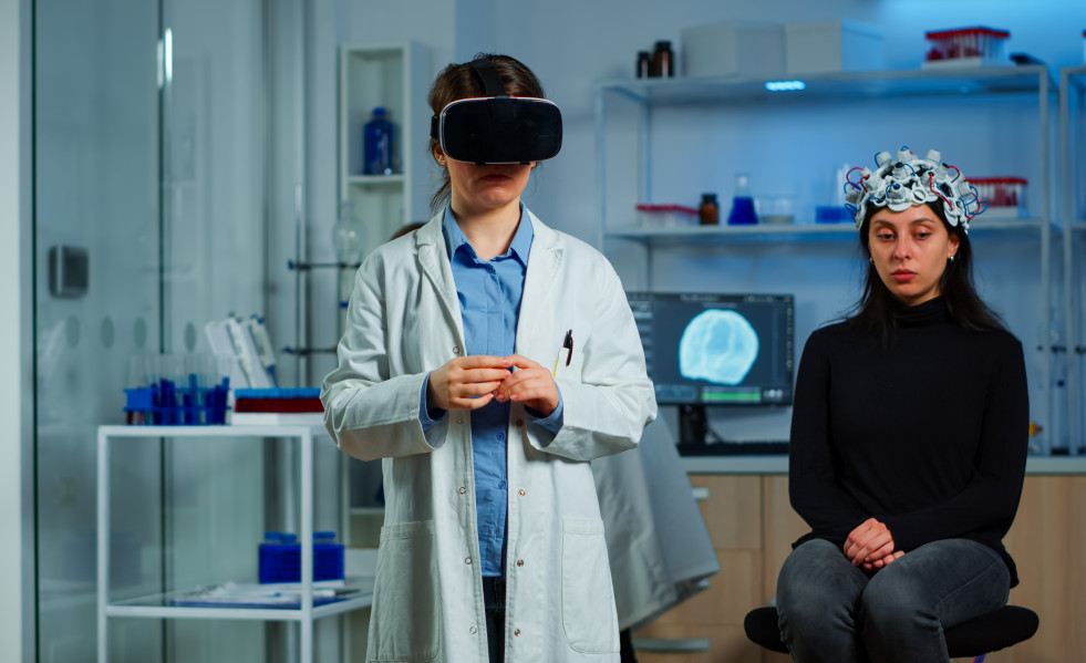 Medico de laboratorio experimentando realidad virtual usando gafas vr en el laboratorio de investigacion neurologica medica