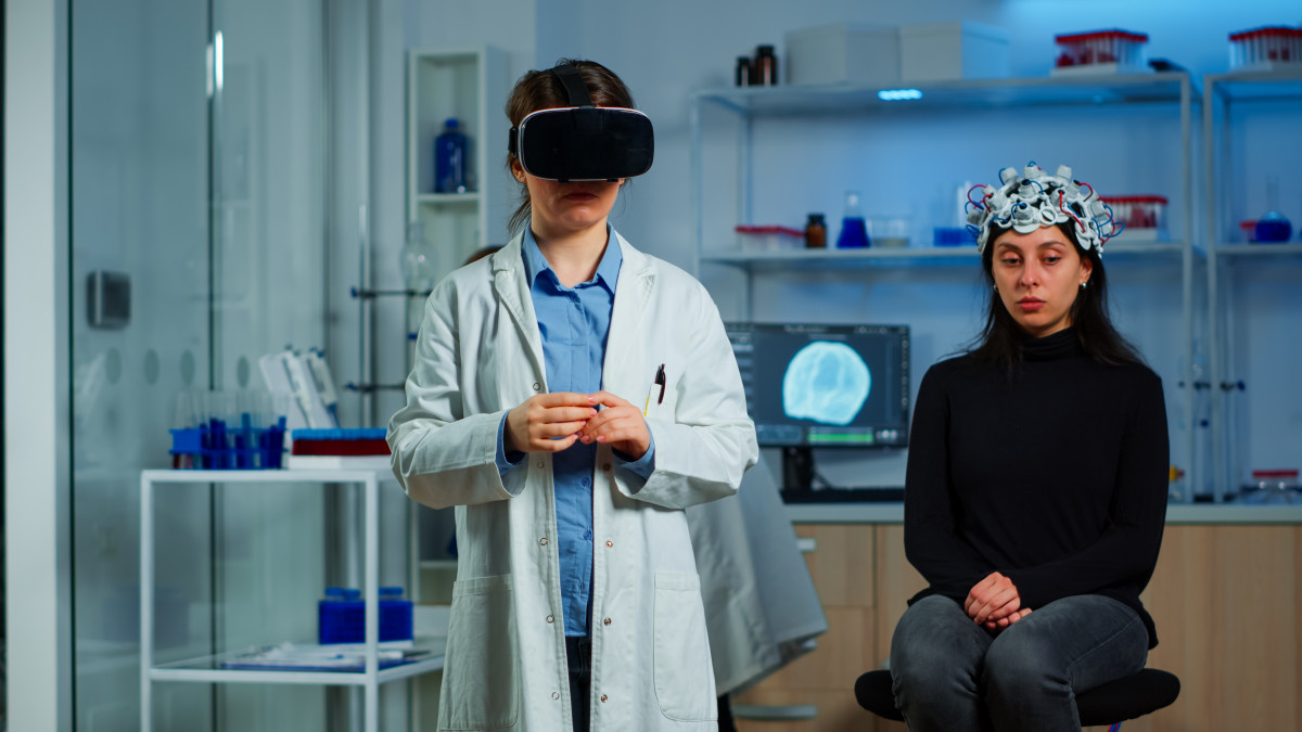 Medico de laboratorio experimentando realidad virtual usando gafas vr en el laboratorio de investigacion neurologica medica