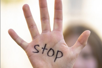 EuropaPress 6651182 palabra stop escrita palma mano simbolo lucha contra acoso escolar