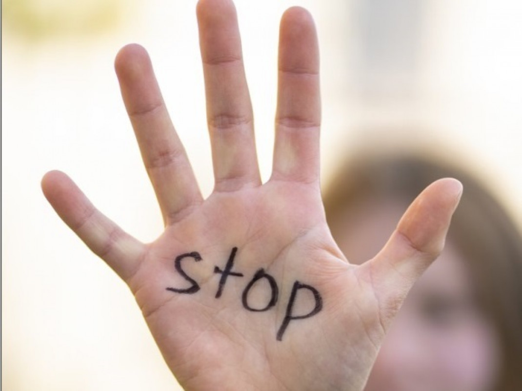 EuropaPress 6651182 palabra stop escrita palma mano simbolo lucha contra acoso escolar