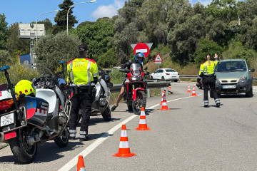 Agentes de la unidad de Trànsit de Mossos d'Esquadra en uno de los controles que esta semana despliegan en carreteras catalanas dirigidos a motoristas