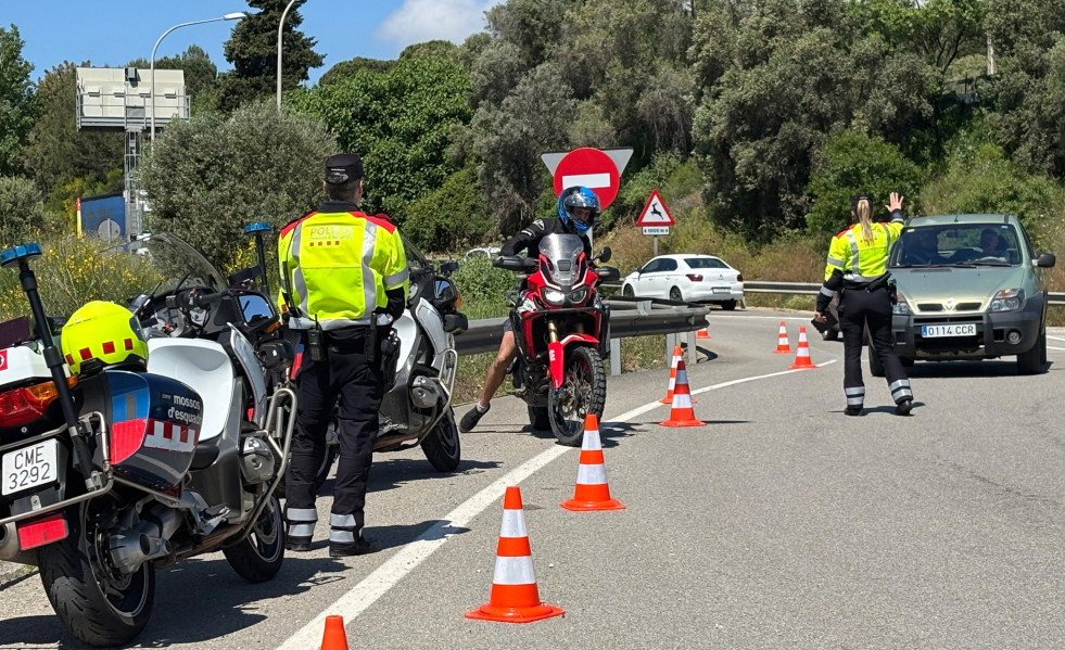 Agentes de la unidad de Trànsit de Mossos d'Esquadra en uno de los controles que esta semana despliegan en carreteras catalanas dirigidos a motoristas