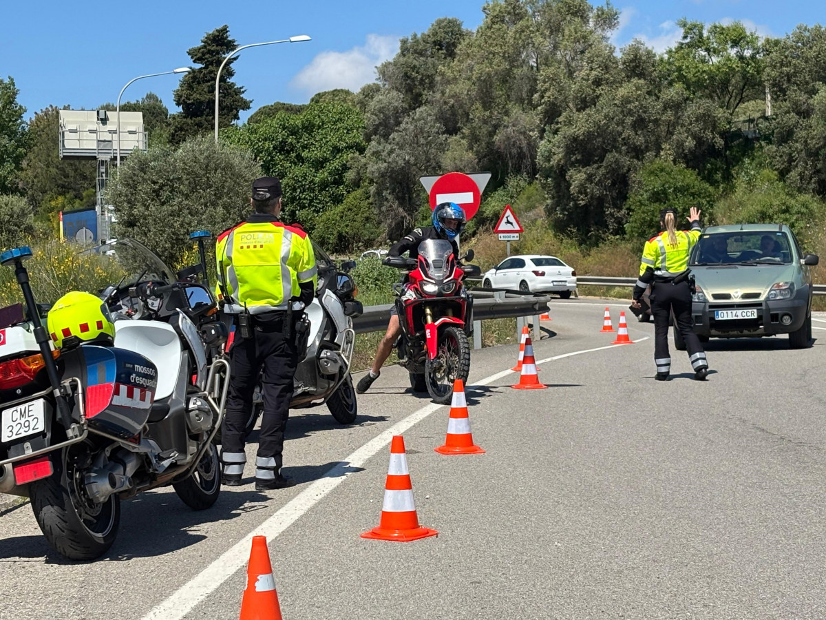 Agentes de la unidad de Trànsit de Mossos d'Esquadra en uno de los controles que esta semana despliegan en carreteras catalanas dirigidos a motoristas