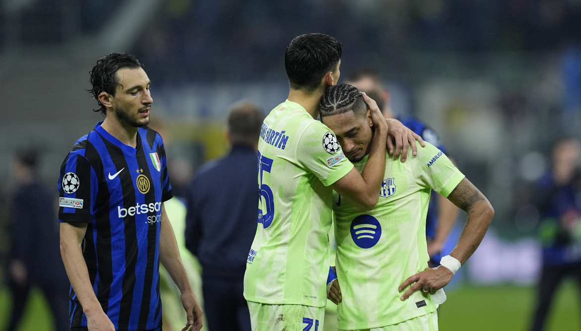 EuropaPress 6704533 gerard martin and raphinha dias belloli of fc barcelona laments during the